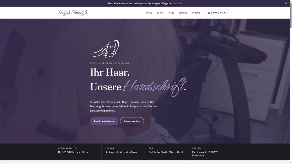 Startseite von Nadja's Hairstyle: Logo, Aufmacher „Ihr Haar. Unsere Handschrift.“ und darunter Öffnungszeiten, Parken, Bus und Adresse.