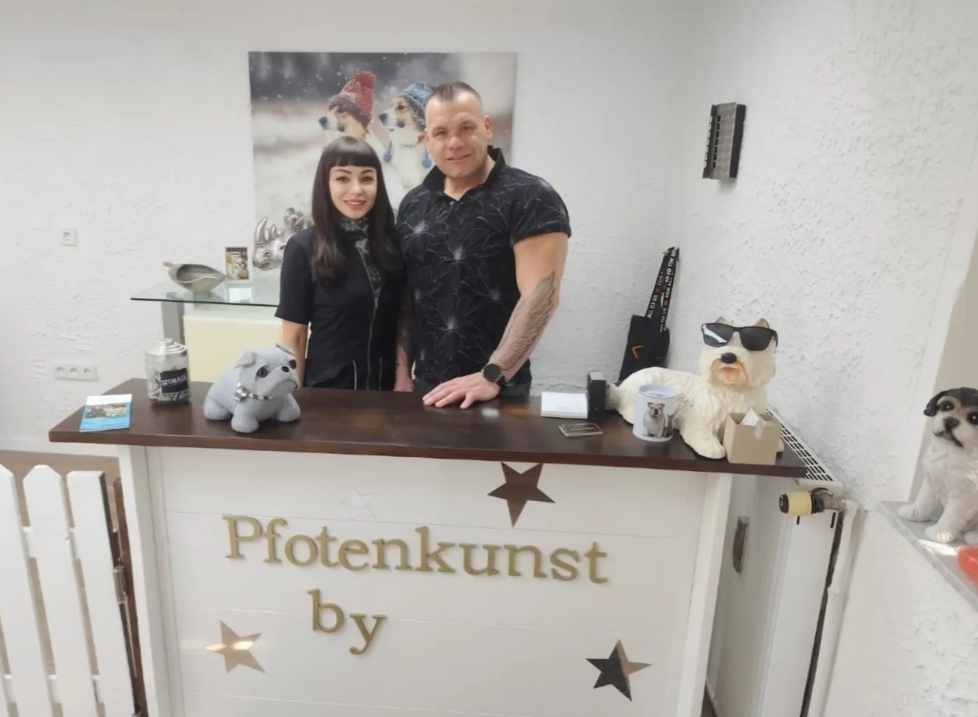 Nick Mörsch mit seinem Team hinter der Theke im Hundesalon